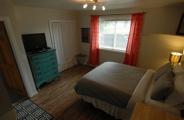 Studio vacation rental available in the heart of Spenard!