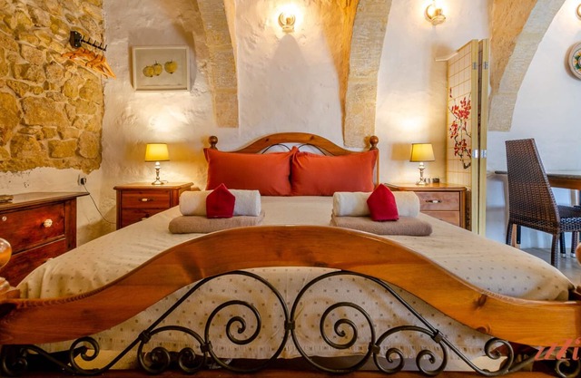 Studio w/Courtyard in a Traditional Country home