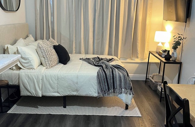 Studio w/private entry & more! Near Airport