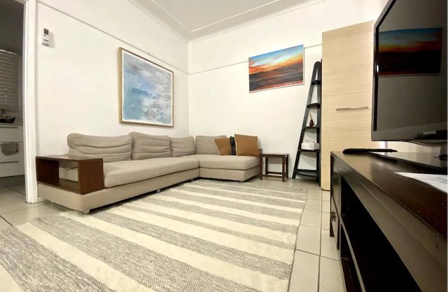 Studio with all basic needs and located in a quiet, leafy suburb near transport