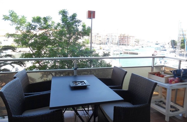 Studio with furnished loggia, 400m from beach, secure parking