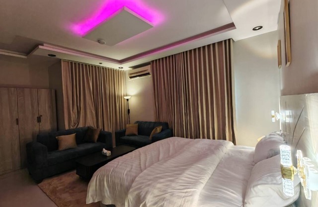 Studio with hotel furniture and a prime location