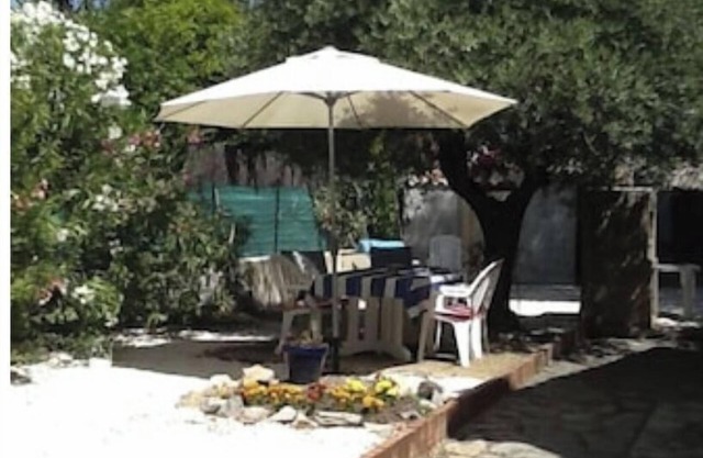 Studio with shady garden near the beach, Les Grillons Beau Rivage