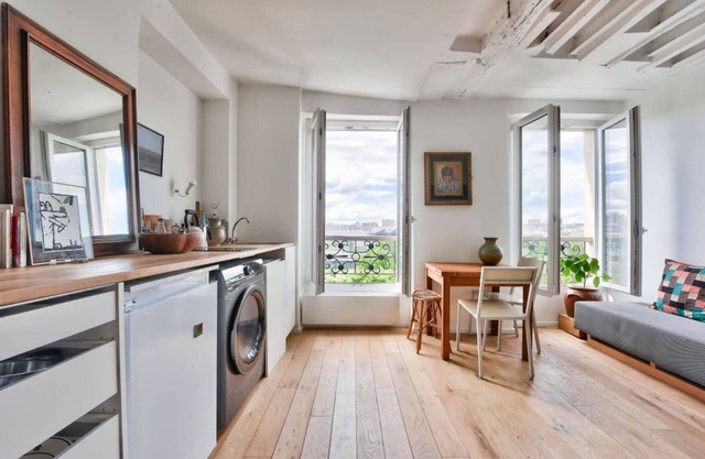 Studio with view of Montmartre