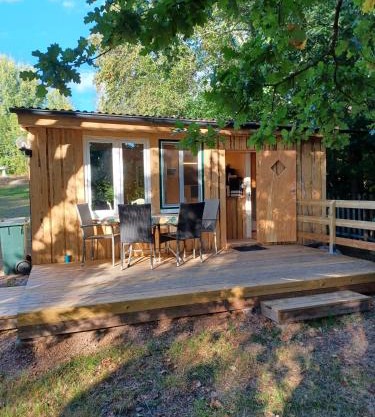 Stuga im Wald mit Seeblick, nahe Vimmerby
