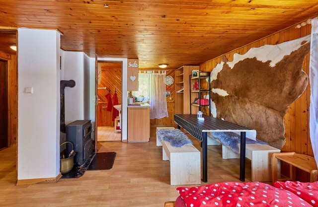 Stunning private villa for 4 people with WIFI, pool, TV, patio, pets allowed and parking