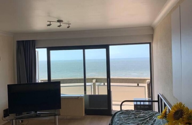 Stunning 1-Bed Apartment in Oostende beach-view
