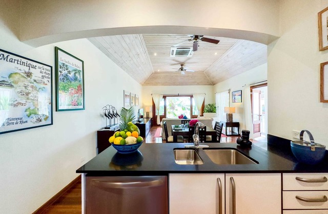 Stunning 1 Bedroom Hideaway, Pool/Sea View