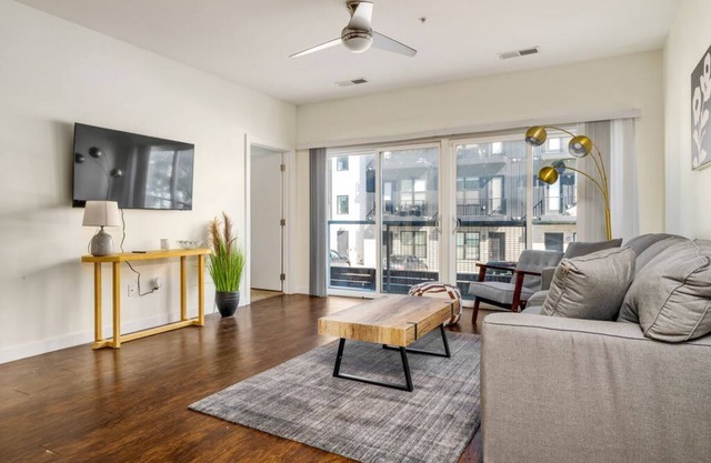 Stunning 1 Bedroom Luxury unit with a Pool