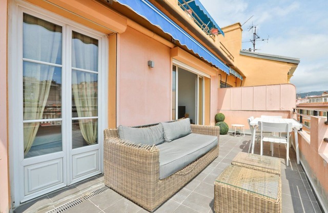 Stunning 1BR Flat with terrace near the beach