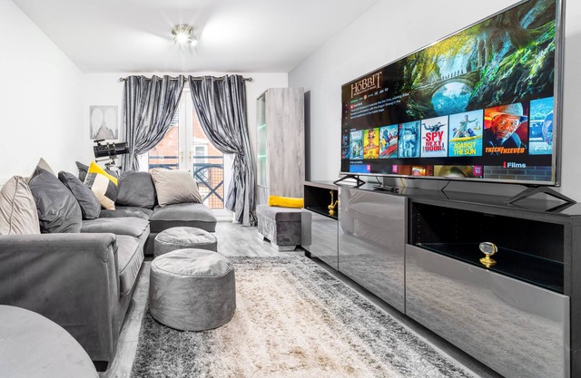 Stunning 2-Bed Apartment in Tipton Sleeps 3