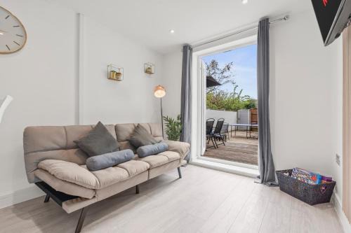 Stunning 2-bedroom flat with garden and games near city centre