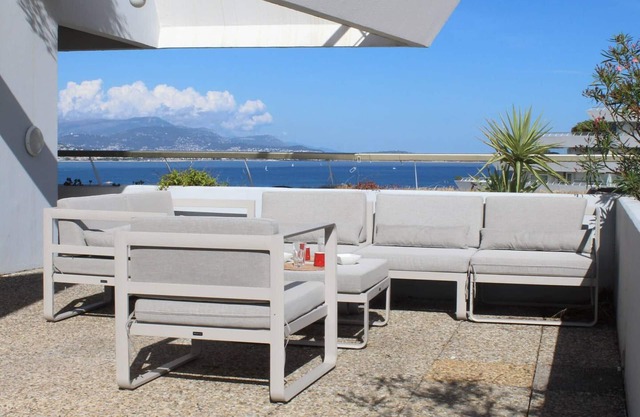 Stunning 2-BR apartment with terrace and parking, sleeps 4, Villeneuve-Loubet Beach