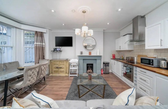 Stunning 2bed 2bath apt in Earl's Court sleeps six