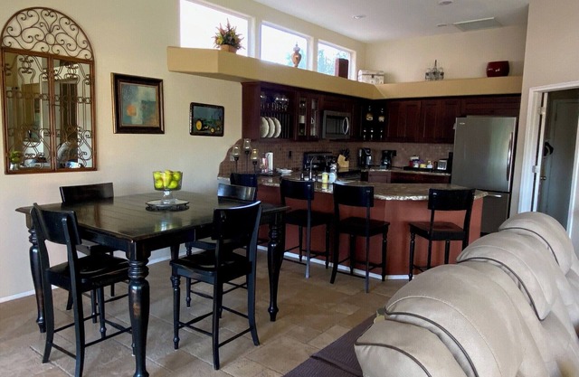Stunning 3 bed/2.5 bath Overlooking Ocotillo Golf Course w/Heated pool & Hottub