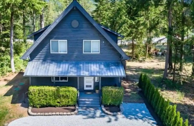 Stunning 3 bed Skykomish Riverfront Cabin with breathtaking views
