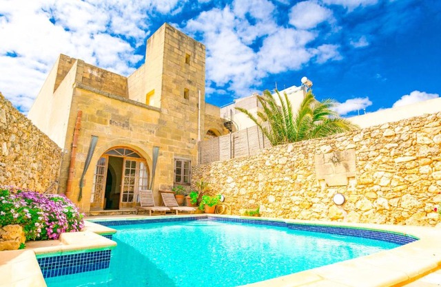 Stunning 3 bedroom Farmhouse with pool