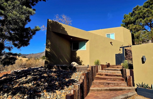 Stunning 4- bedroom Sandia Heights home w/mountain and city views!