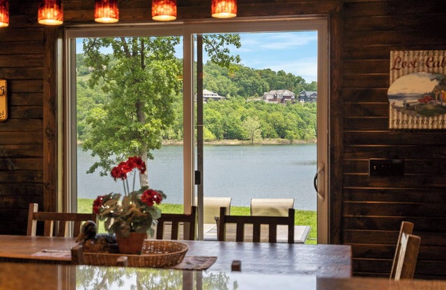 Stunning 4Bed Villa Lakefront Resort with Dock, Pools, Mini Golf, Kayaks & More!