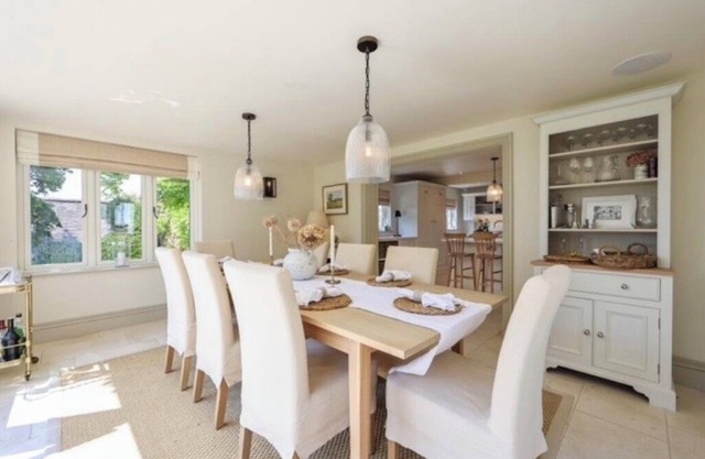 Stunning 5 bed home close to Stratford with fantastic gardens/tennis court.