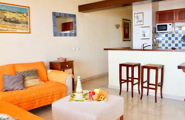 Stunning apartment with terrace and garage, 3 min from beach, sleeps 4