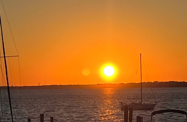 Stunning balcony sunsets, 2 minute walk to beach, lil piece of heaven!