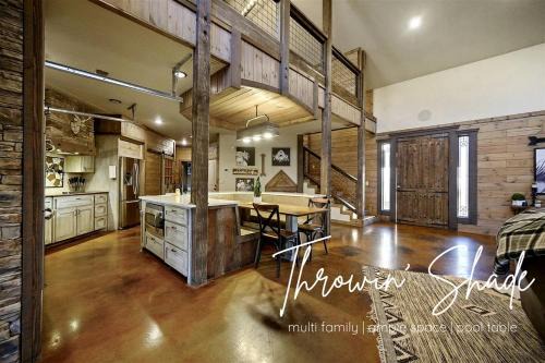 Stunning Cabin with Games Perfect for Families in Broken Bow, Oklahoma