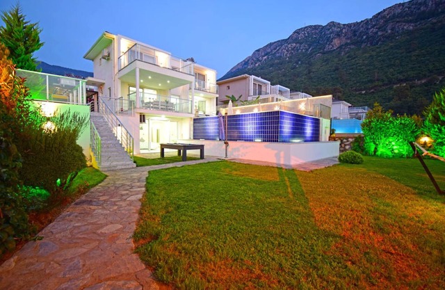 Stunning, centrally located, 4 bedroom(All En-suite Bathrooms), Private villa