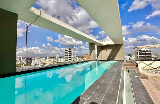Stunning City Center Condo Full AC, Pool, Near All
