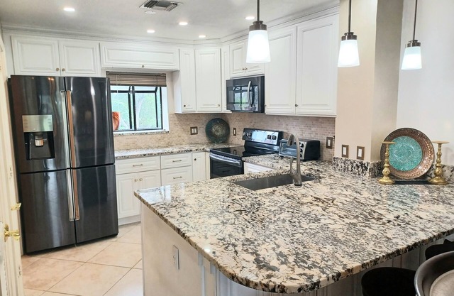 Stunning Condo in Naples Bath & Tennis-Lake Views-Pool & Hot Tub-Great Location!