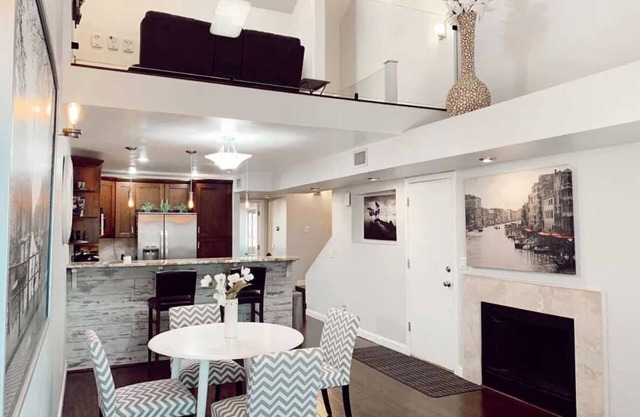 Stunning Condo with Style and Comfort *entire condo*