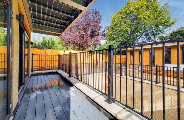 Stunning Ealing Common Apartment