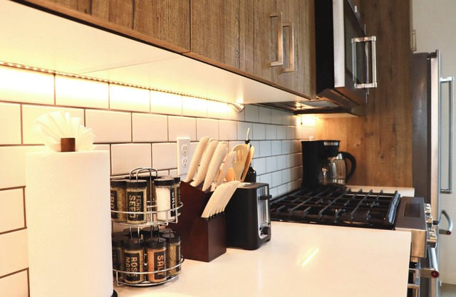 Stunning Entire Townhome 3b/2.5ba w Parking in Seattle