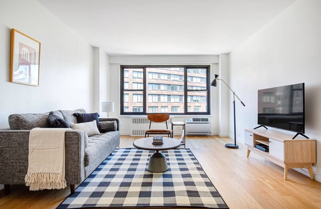 Stunning Flatiron 1BR w/Gym, Doorman, near USQ, trains, by Blueground