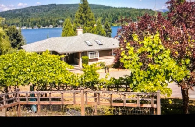 Stunning Geneva 4-Bedroom Villa W/ Lake View and Hot Tub