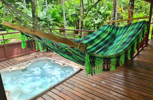 Stunning holiday home with jacuzzi at Cahuita National Park. 3bed/3bath/AC