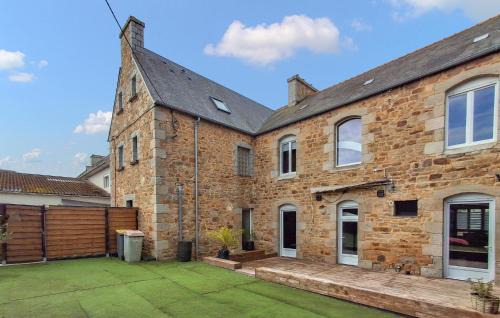 Stunning Home In Penvénan With Wifi