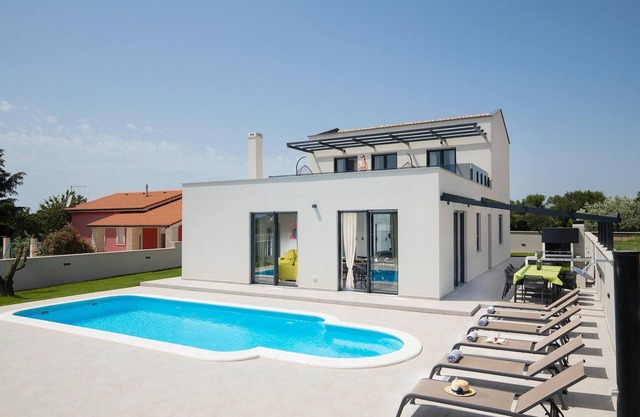 Stunning home in Pula