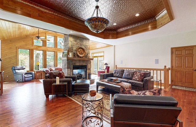 Stunning home w/hot tub, wet bar, theater room, pool table, near golf & lakes
