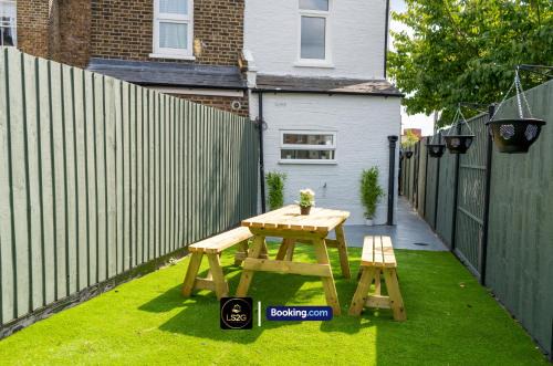 Stunning House By LS2G Short Lets & Serviced Accommodation Greater London With Free WIFI