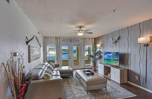 Stunning Lake view - Plush Condo On Lake Travis Island Villa!