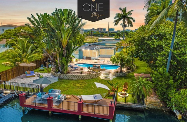 Stunning Lakefront Miami Pool House - Aventura Mall