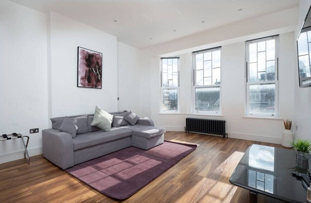 Stunning London Home - Newly furnished (MHB352)