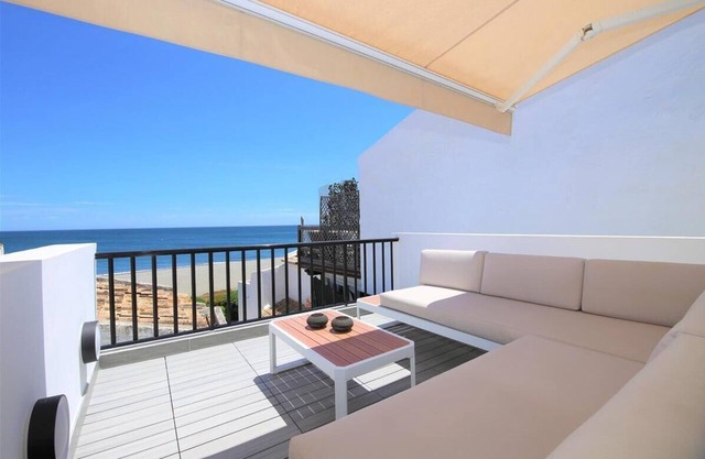 Stunning luxury beach house with air-con and Wifi, Close to beach, supermarkets and town