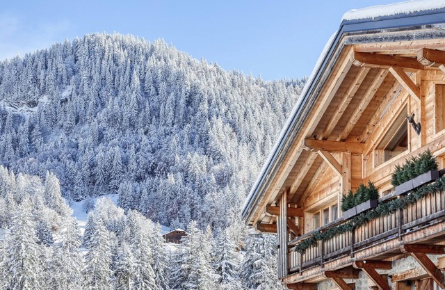 Stunning luxury chalet with pool directly on the slopes