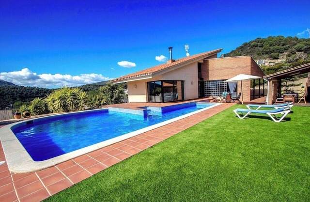 Stunning modern villa - just half hour to Barcelona!