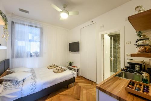 Stunning Modern Studio in Netanya minutes from the beach with Shelter by Sea N' Rent