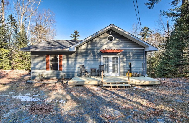 Stunning Monson Getaway on the Water!