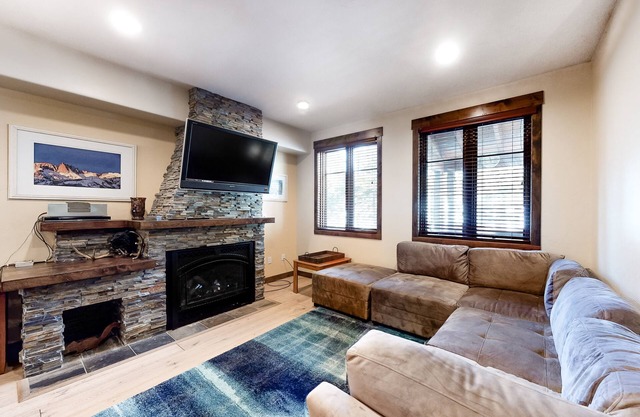 Stunning mountain condo on the golf course w/private hot tub & fireplace