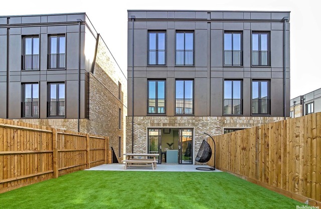 Stunning new Built Townhouse With Garden - Close to Golf Club